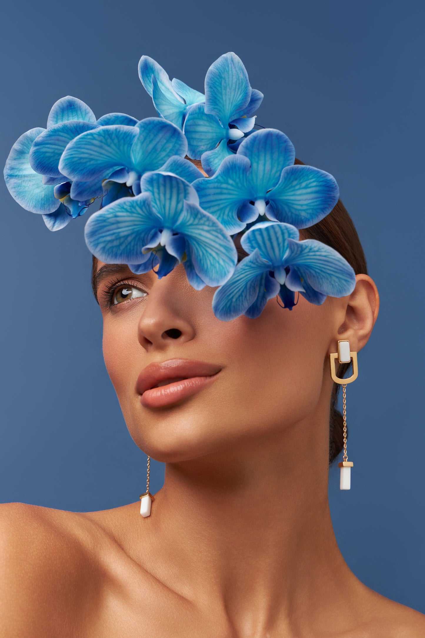 Brinco Presença - Porcelana Branca | Semijoia Banhada a Ouro 18K