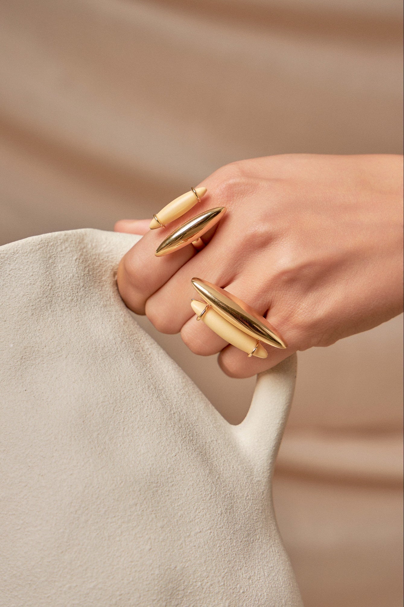 Anel Ecoa - Resina Creme em Banho de Ouro 18K - AIMER