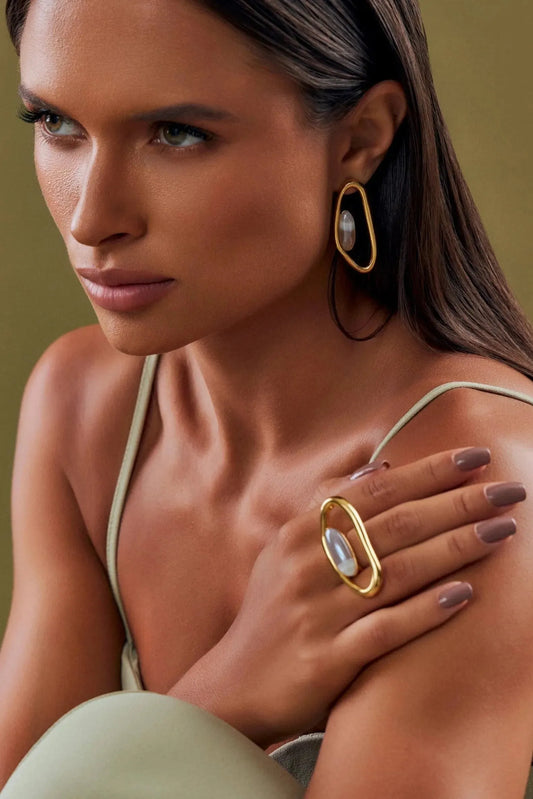 Anel Reconectar Ágata Cinza Listrada em Banho de Ouro 18K para atrair harmonia, proteção e clareza para a sua jornada.