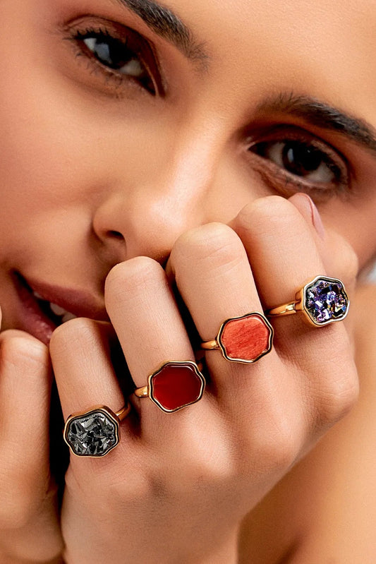 O Anel Sita, da Coleção Anthera, é uma homenagem à deusa hindu Sita, associada à fertilidade e à renovação. A coleção celebra o florescer, sendo inspirada no significado de Anthera, que é "Flor" em grego antigo.