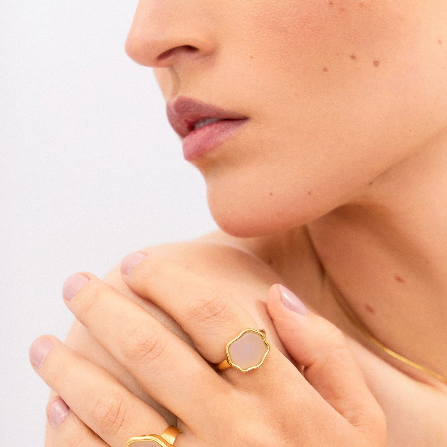 Anel Sita com Ágata Branca em Banho de Ouro 18 K