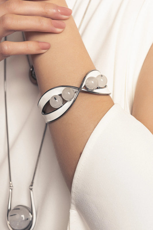 Bracelete Vínculo Esmaltado Branco/Quartzo Grafitado Liso Banhado a Ródio Negro