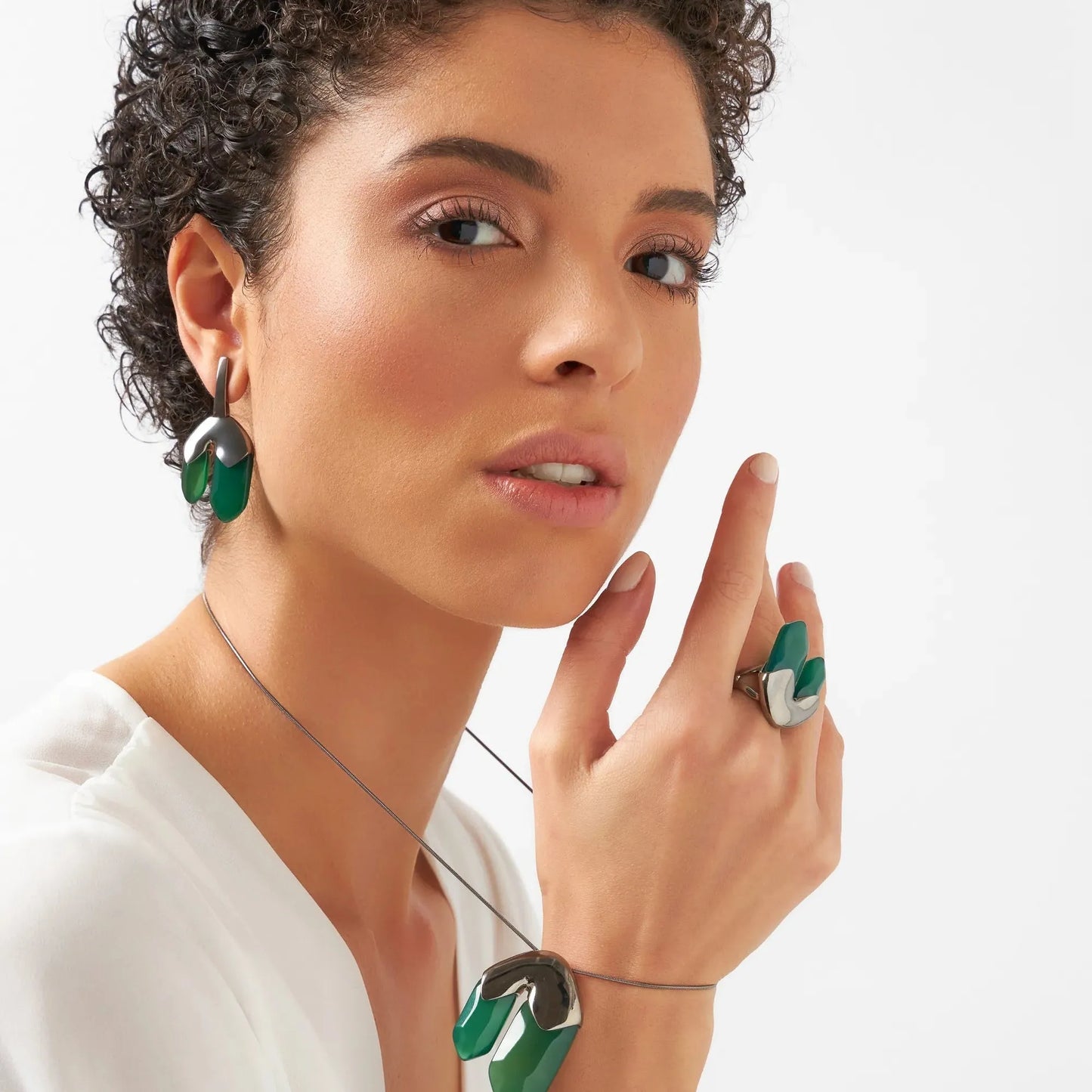 Use o Brinco ÉLÉMENTAIRE com a Ágata Rosa Pink Listrada para renovar a sua energia elementar e harmonizar o corpo e a mente.