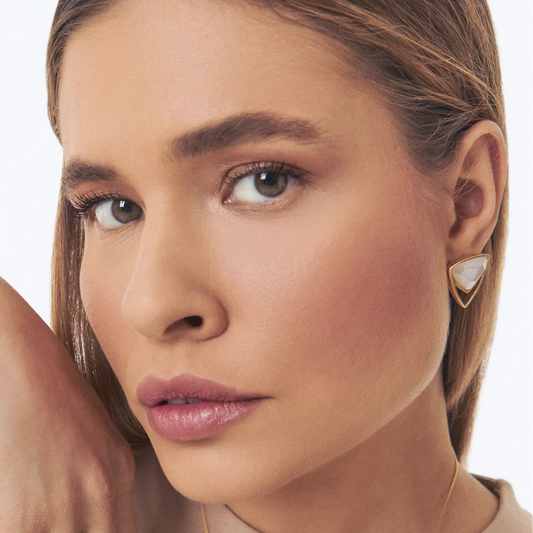 Brinco Equilíbrio com a Ágata Branca Perolizada em Banho de Ouro 18K - AIMER JOIAS