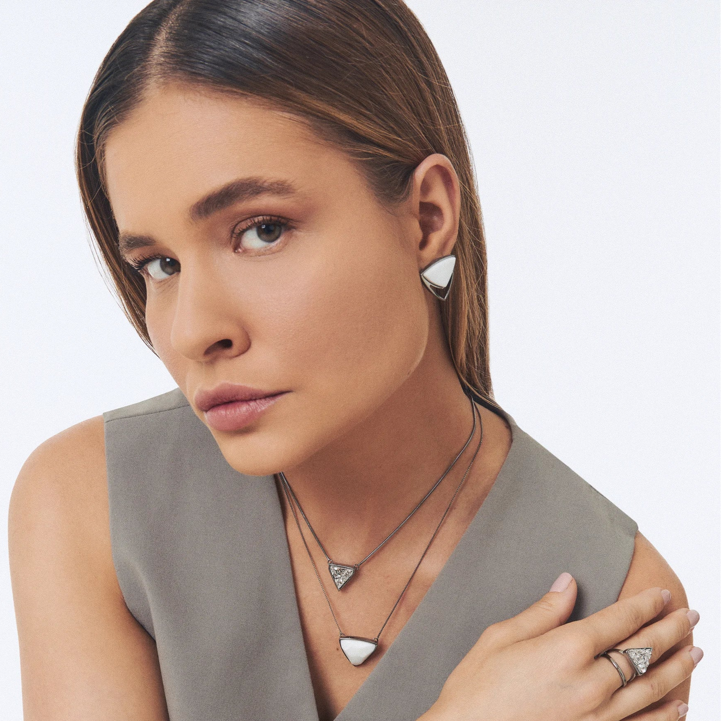 Brinco Equilíbrio com a Porcelana Branca em Banho de Ródio Negro - AIMER JOAIS