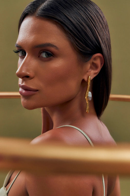 Use o Brinco Movimento com Ágata Cinza Listrada em Banho de Ouro 18K para atrair harmonia, proteção e clareza para a sua jornada.