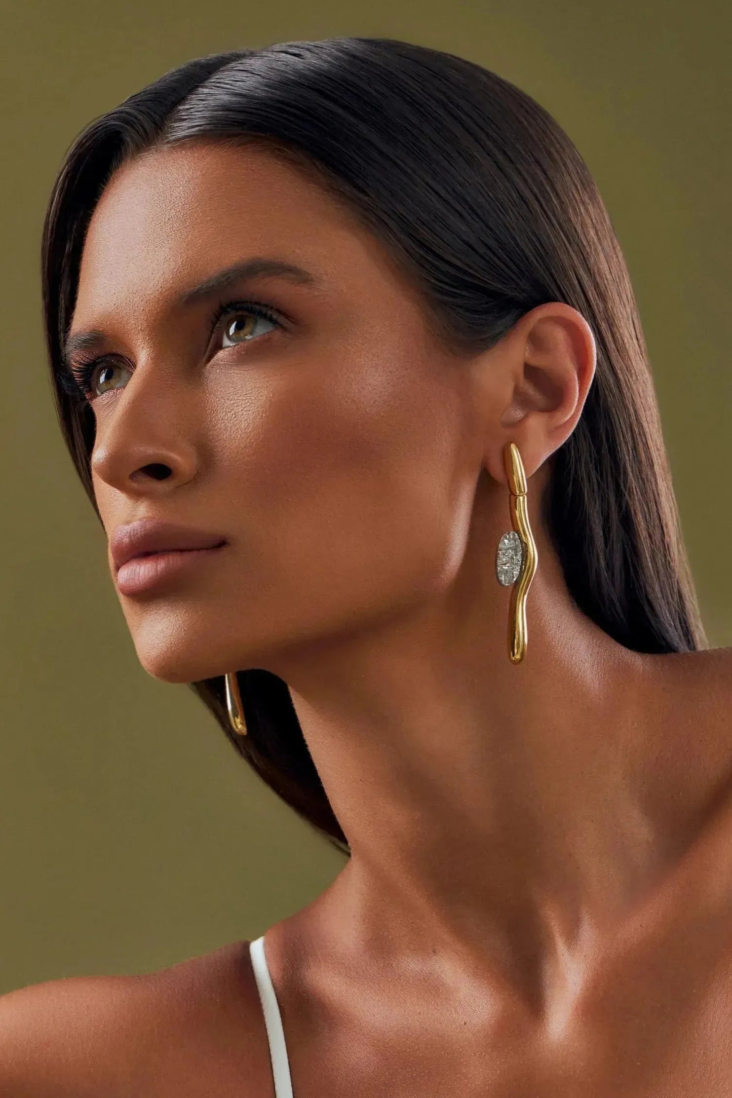 Use o Brinco Movimento com Drusa Platina em Banho de Ouro 18K para iluminar, energizar e adicionar um toque de sofisticação ao seu dia.