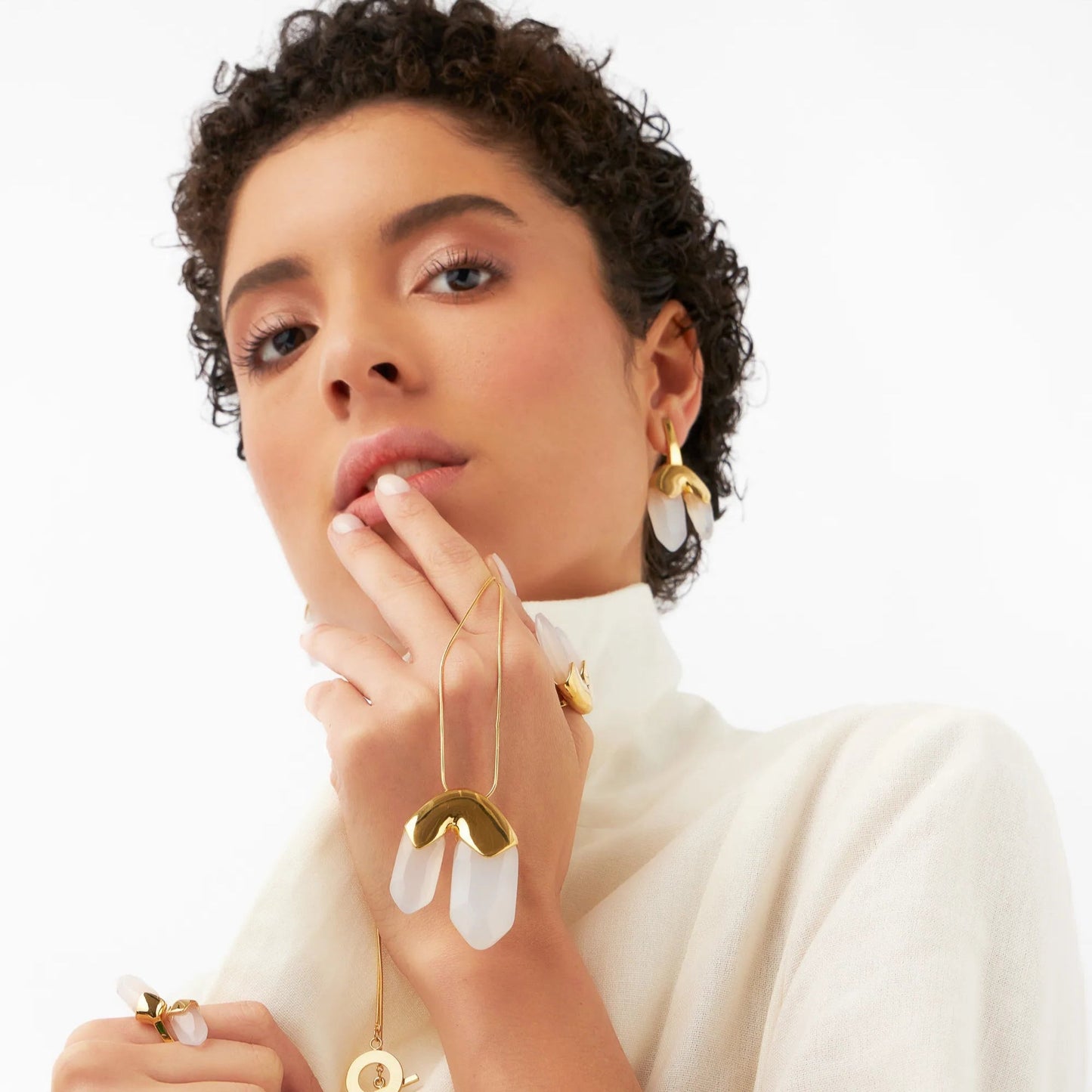 Use o Brinco ÉLÉMENTAIRE com a Ágata Branca para renovar a sua energia elementar e transmitir paz e tranquilidade