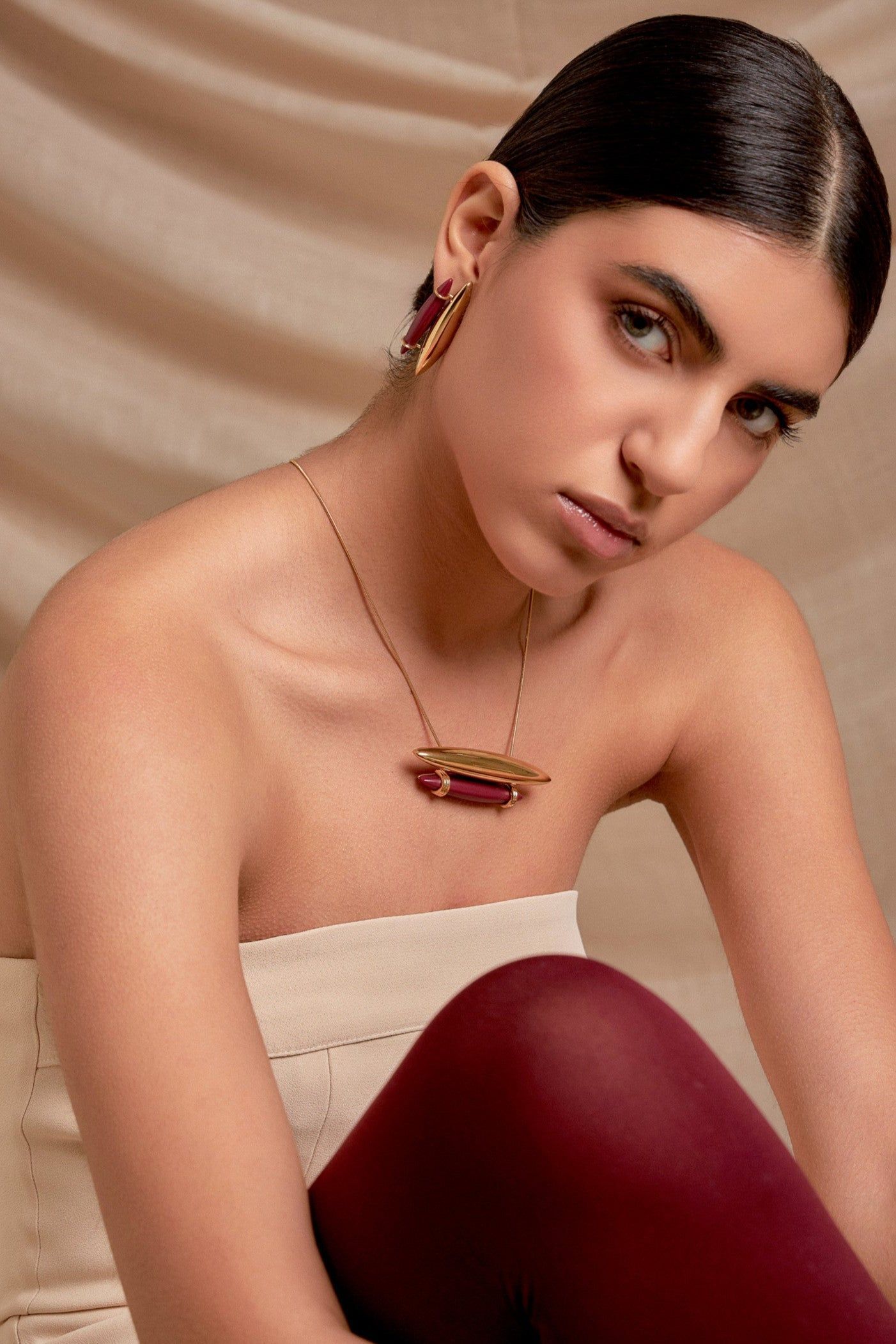 Use o Colar Ecoa com Resina Vinho e Banho de Ouro 18k para atrair força e inteligência emocional. AIMER