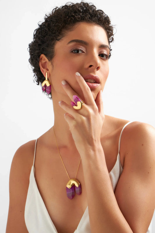 Use o Colar ÉLÉMENTAIRE com a Ágata Rosa Pink Listrada para renovar a sua energia elementar e harmonizar o corpo e a mente.