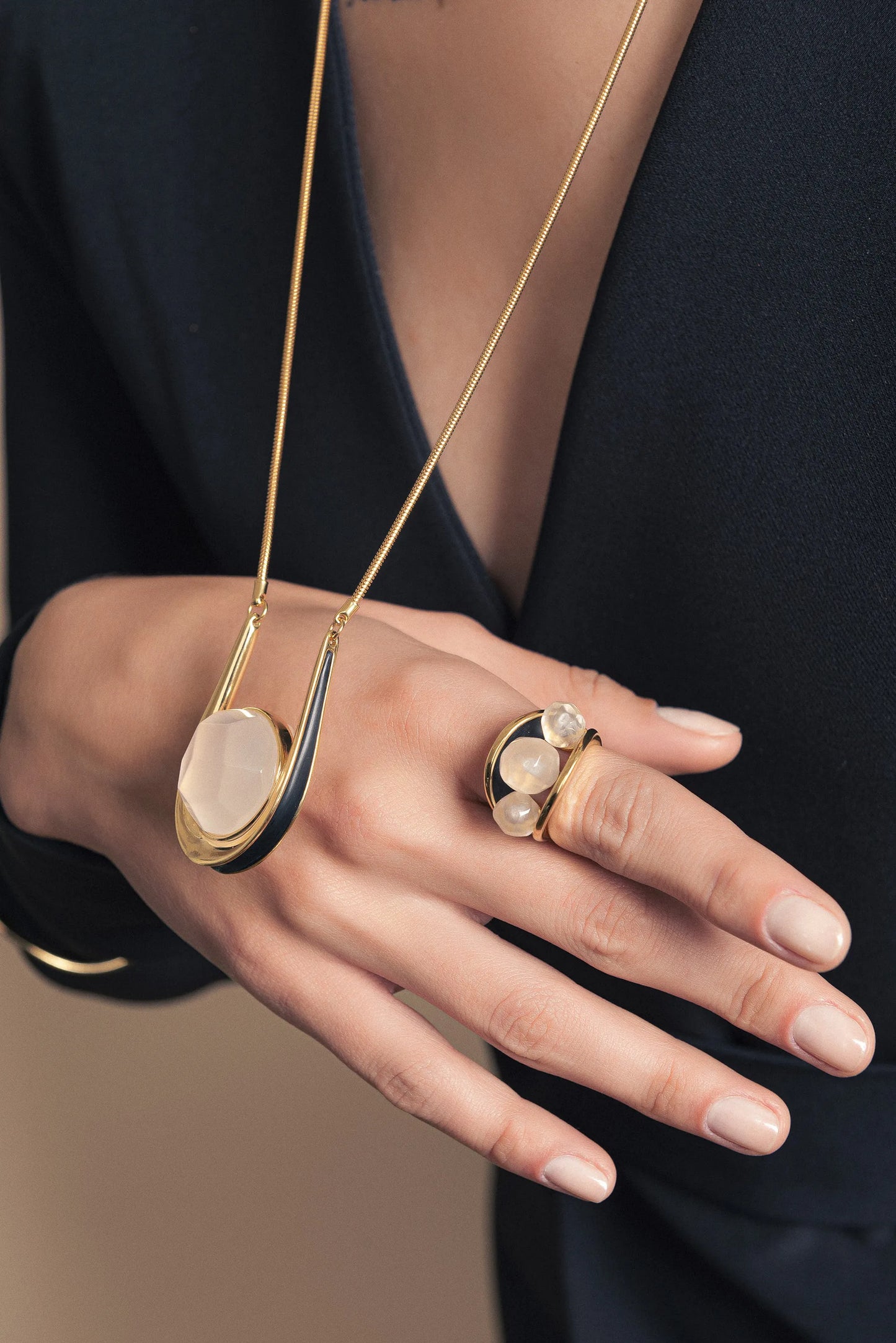 Colar Magnetismo Esmaltado Preto Quartzo Leitoso Multifacetado Banhado a Ouro 18k