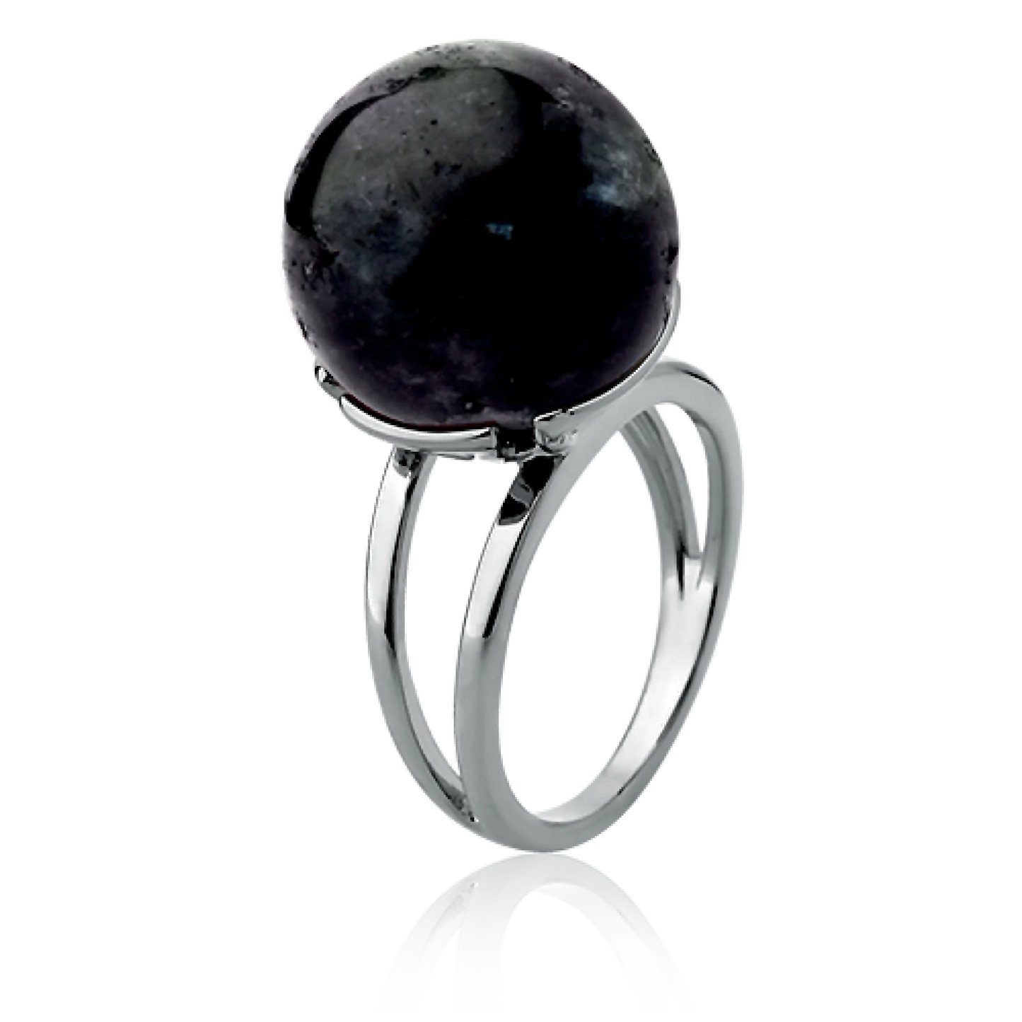O Anel Ball com Obsidiana Negra em Banho de Ródio Negro é uma joia statement. O tom preto e profundo da Obsidiana Negra, em lapidação cabochão, harmoniza-se perfeitamente com o brilho escuro e moderno do Ródio Negro, criando uma peça de elegância monocromática.