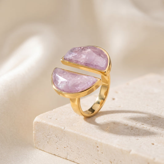 Anel Arco Ametista banhado a ouro 18k em vista 3/4 sobre travertino | Aimer Joias