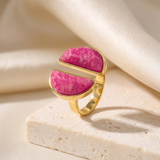 Anel Arco Feldspato Rosa Pink banhado a ouro 18k em vista 3/4 sobre travertino | Aimer Joias