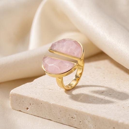Anel Arco Quartzo Rosa banhado a ouro 18k em vista 3/4 sobre travertino | Aimer Joias
