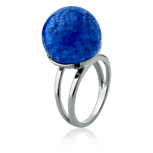 O Anel Ball com Feldspato Azul Anil em Banho de Ródio Negro é uma joia statement. O tom profundo do Feldspato Azul Anil, em lapidação cabochão, é lindamente contrastado pelo brilho escuro e moderno do Ródio Negro, criando uma peça de grande impacto visual.