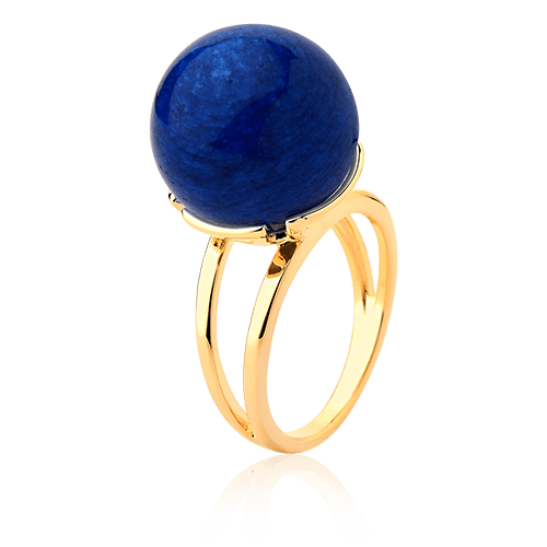 O Anel Ball com Feldspato Azul Anil em Banho de Ouro 18K é uma joia statement. O tom profundo do Feldspato Azul Anil, em lapidação cabochão, é realçado pelo brilho luxuoso do ouro, criando uma peça com grande presença e sofisticação.