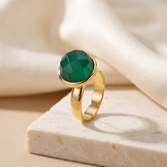 Anel Classic Ágata Verde banhado a ouro 18k em vista 3/4 sobre bloco de travertino | Aimer Joias