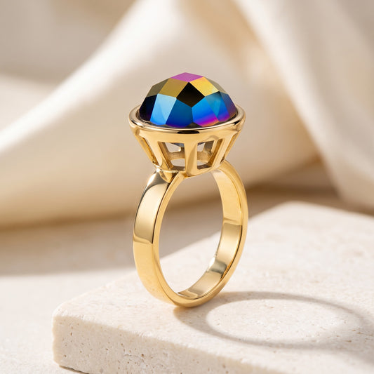 Anel Classic Cristal Multicolorido banhado a ouro 18k em vista 3/4 sobre bloco de travertino | Aimer Joias