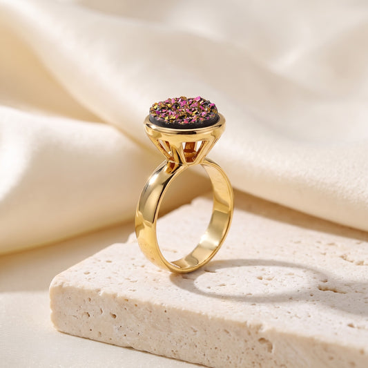 Anel Classic Drusa Multicolorida banhado a ouro 18k em vista 3/4 sobre bloco de travertino | Aimer Joias