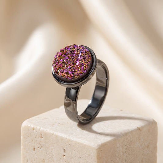 Anel Classic Drusa Multicolorida banhado a ródio negro em vista 3/4 sobre bloco de travertino | Aimer Joias