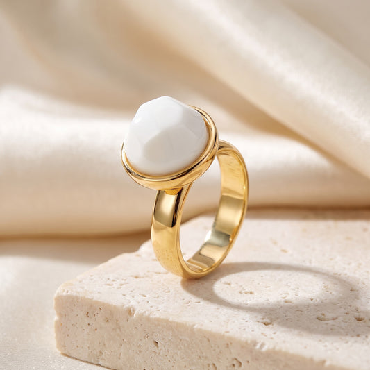 Anel Classic Porcelana banhado a ouro 18k em vista 3/4 sobre bloco de travertino | Aimer Joias