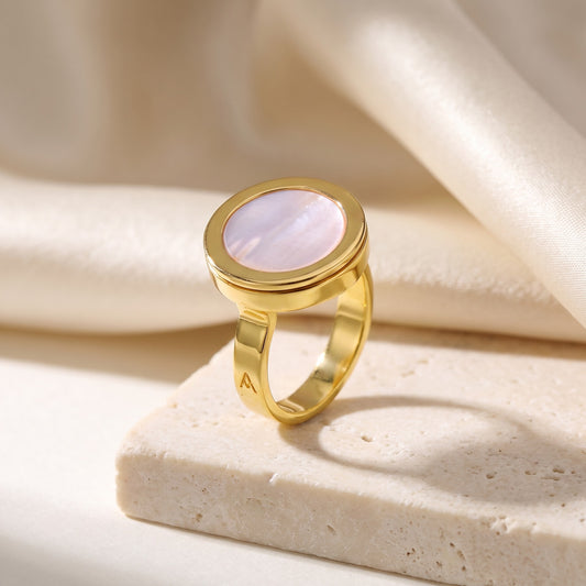 Anel Eterno Madrepérola Rosa banhado a ouro 18k em vista 3/4 sobre travertino | Aimer Joias