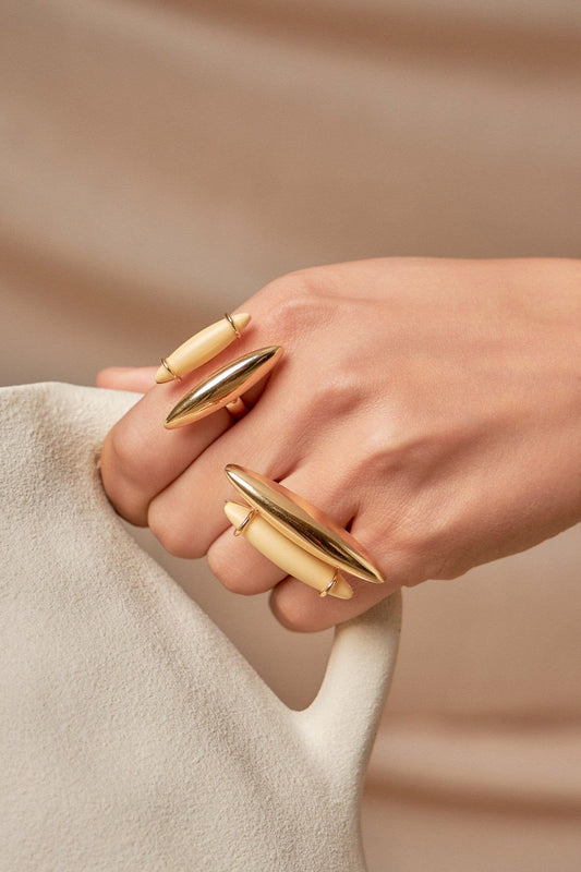 Use o Anel Intuir com: Resina Italiana Creme e Banho de Ouro 18K para atrair harmonia e prosperidade. AIMER JOAIS