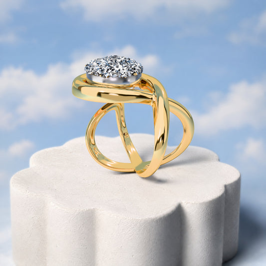 Anel Supernova - Drusa Metalizada: sobre pedestal de gesso em forma de nuvem, fundo de céu azul-claro. Semijoia banhada a ouro 18k, coleção Supernova, Aimer Joias