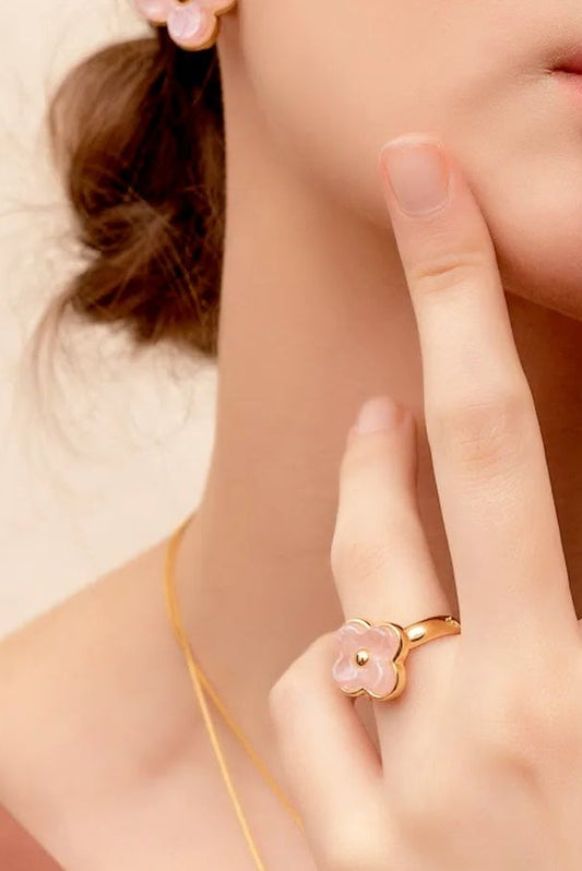 O Anel Afeto com Quartzo Rosa em Banho de Ouro 18K é a joia ideal para quem busca um toque de cor romântico. A tonalidade suave da pedra natural cria um visual delicado e atemporal em contraste com o banho dourado.