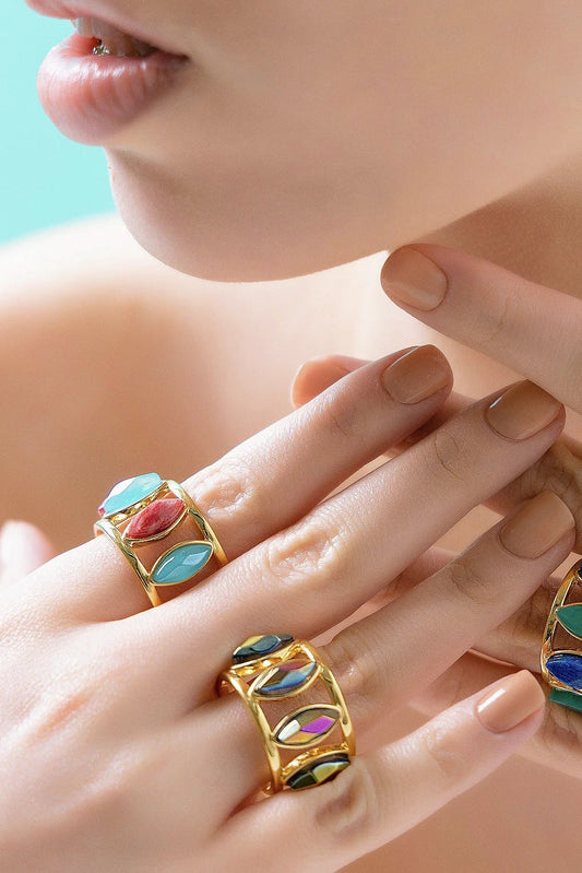 Energia total! Anel Bem Me Quer em Banho Ouro 18K com Cristal Multicolorido que amplifica sua vibração e equilibra seus chakras. Uma joia luxuosa e versátil para todos os momentos.