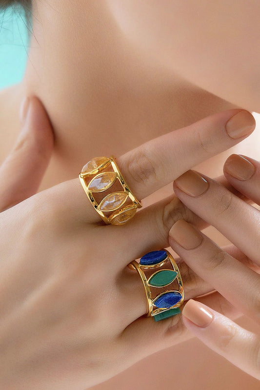 O Anel Bem Me Quer traz a combinação marcante do Feldspato Azul Anil e da Ágata Verde, infundindo vitalidade, equilíbrio e harmonia em seu estilo. As peças da Coleção Essência mesclam as formas do escudo e da pétala, traduzindo a beleza singular e a identidade da mulher moderna.