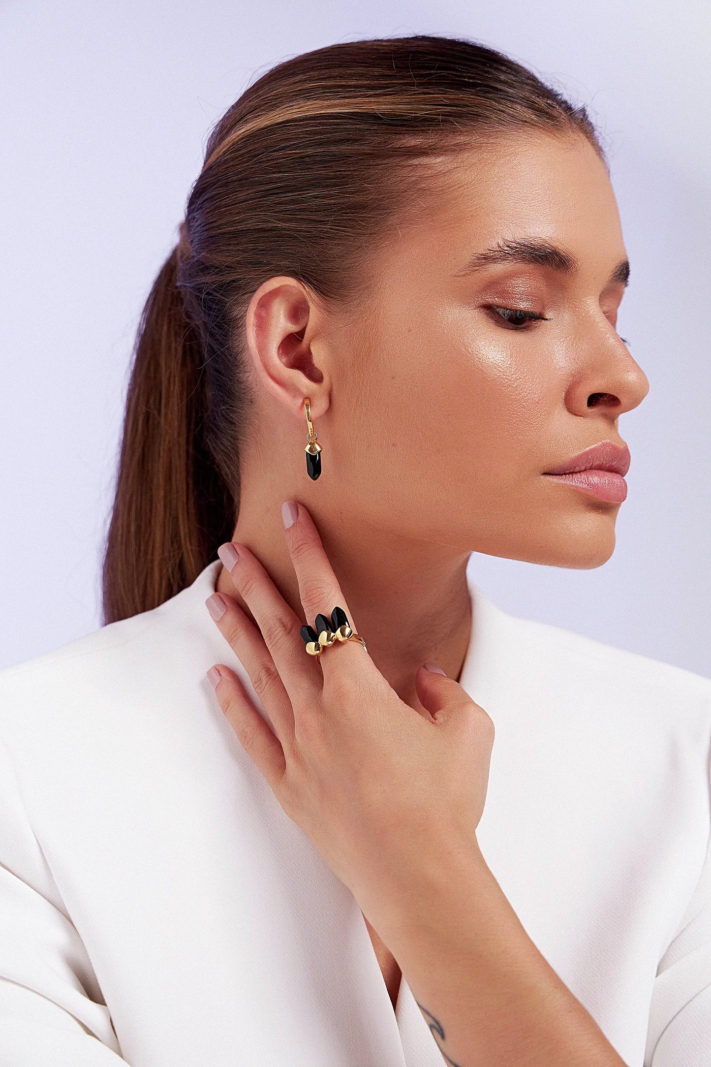 O Anel Bruma, com design orgânico e minimalista em Banho de Ouro 18K, simboliza o equilíbrio e a harmonia. As três pedras de Obsidiana Negra representam o elo entre o corpo, mente e espírito, encorajando a mulher a encontrar sua paz e equilíbrio. Use-o para aguçar a sua intuição.