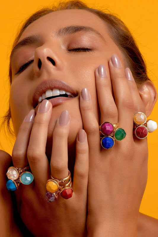 O Anel Classic Feldspato Azul Anil remete a um solitário onde a pedra facetada é o destaque principal. Representa a autoestima, unindo o tom azul profundo do Feldspato Azul Anil com o sofisticado Banho de Ouro 18K.