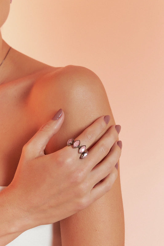 Uma homenagem à beleza natural da flor Dália, o anel apresenta uma composição delicada de pétalas, unindo sofisticação e modernidade a quem o usa. A Coleção Novos Clássicos recria designs atemporais com elegância.
Use o Anel Dália com a pedra Quartzo Rosa em Banho Ródio Negro para fortalecer o amor-próprio, promover a cura emocional e harmonia nos relacionamentos.