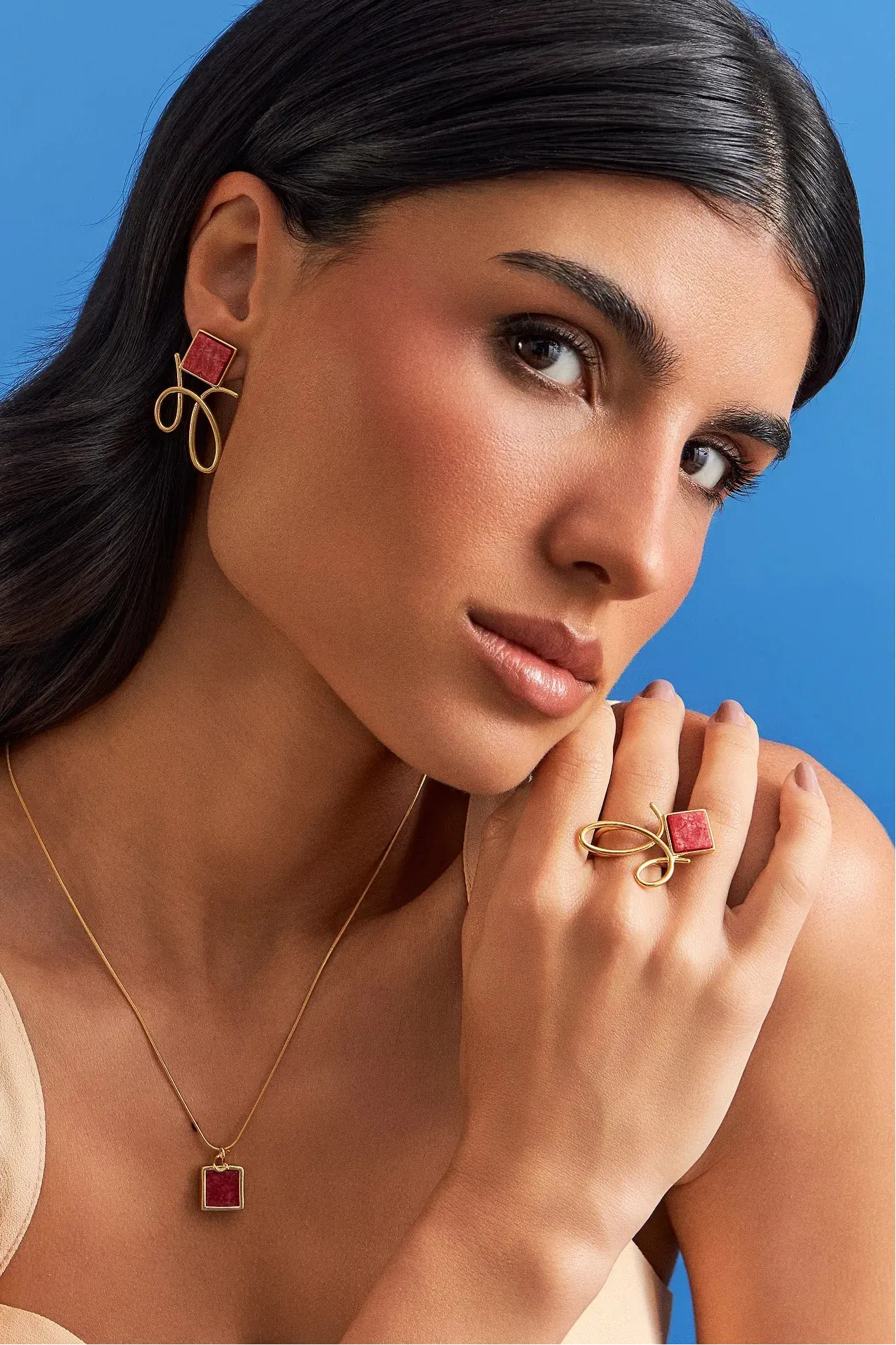 O Anel Esboço com Feldspato Vermelho em Banho de Ouro 18K traduz a união entre linhas e formas, em um desenho limpo e simbólico. A pedra quadrada de Feldspato Vermelho, que se equilibra de forma leve no traço orgânico da peça, simboliza energia e impulso. Sua estética combina o minimalismo da pedra com a fluidez do traço orgânico, garantindo um toque de modernidade e vitalidade à sua mão.