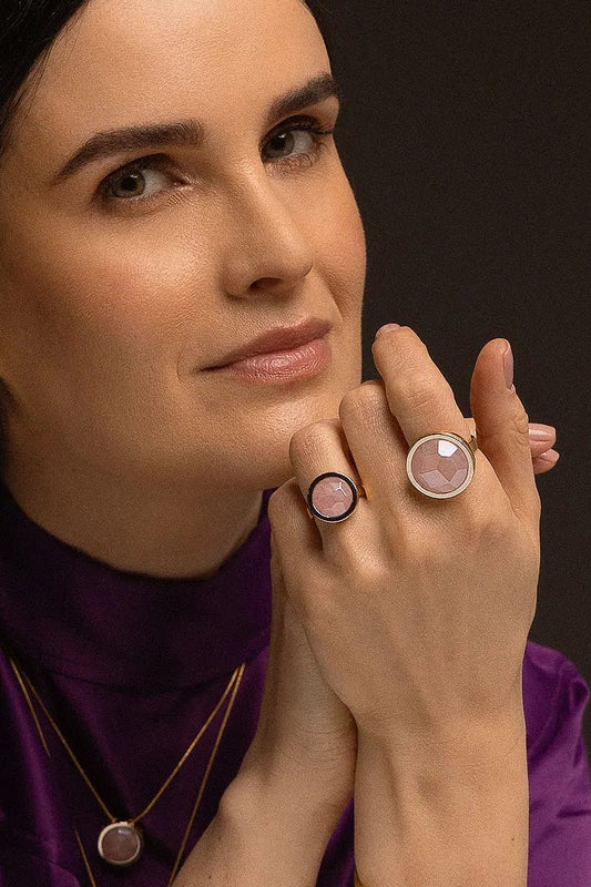 O Anel Eterno - Ametista, da Coleção Singular, é uma joia que emana serenidade e espiritualidade. A Ametista é reconhecida como a pedra da sabedoria, da proteção e da transmutação de energias, sendo ideal para promover a calma e a clareza mental. Banhado a Ouro 18K, este anel de design contínuo e imponente destaca a tonalidade violeta profunda da gema, resultando em uma peça sofisticada que une o poder dos cristais à elegância da alta joalheria.