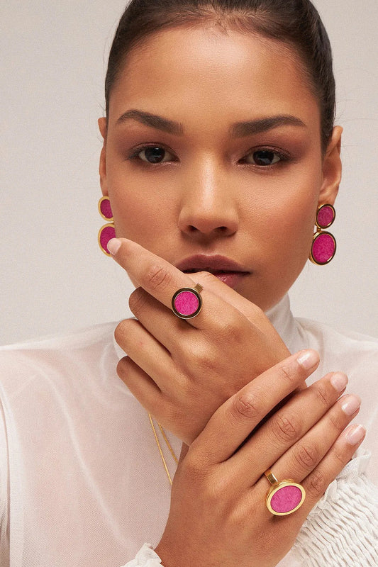 O Anel Eterno - Feldspato Rosa Pink, pertencente à Coleção Singular, é uma explosão de cor e feminilidade. O Feldspato Rosa Pink é uma pedra que simboliza a autoestima, o amor-próprio e a criatividade, trazendo uma energia vibrante e inspiradora para quem a usa. Banhado a Ouro 18K, este anel de design contínuo e imponente destaca a tonalidade intensa e o brilho característico da pedra, sendo a escolha perfeita para mulheres que desejam um acessório marcante, sofisticado e cheio de atitude.