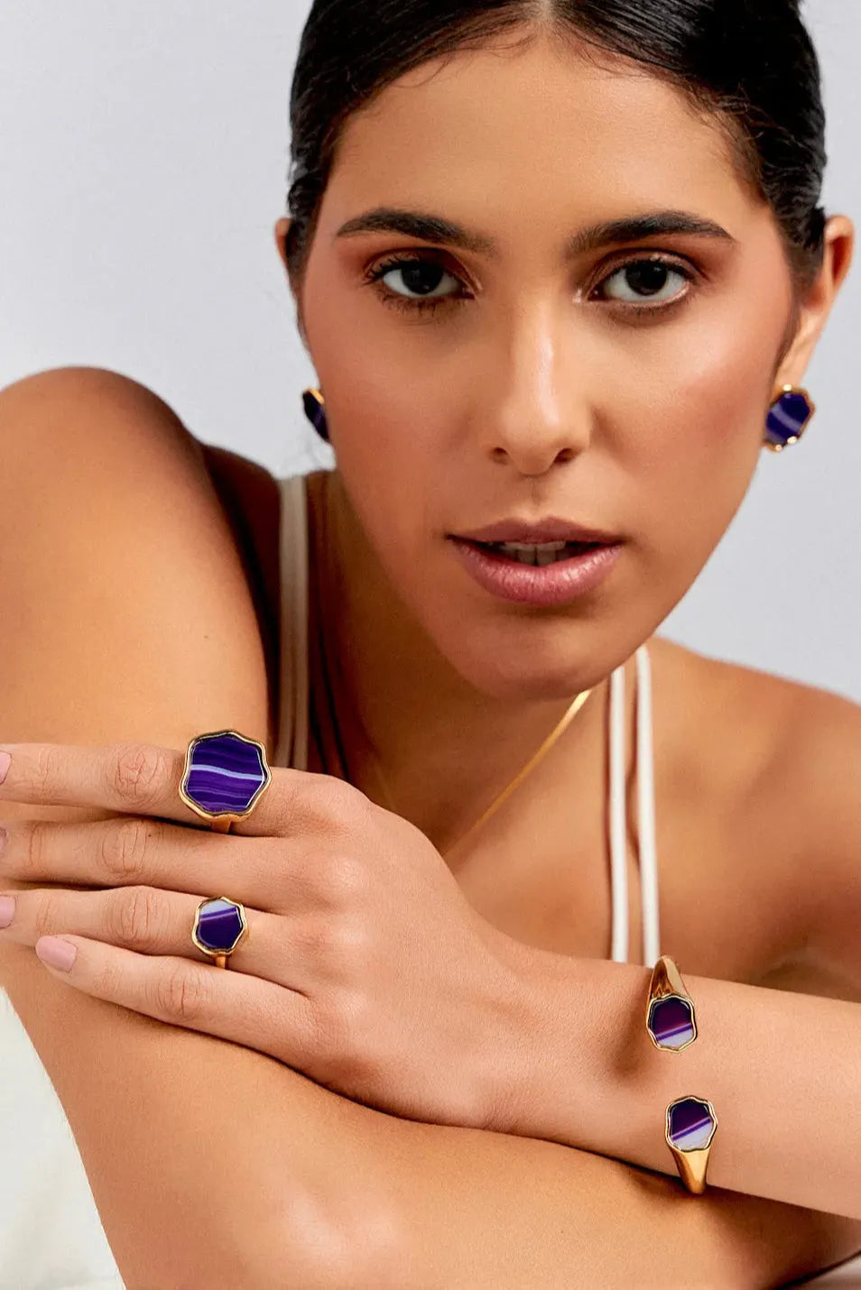 Use o Anel Iduna com Ágata Roxa Listrada em Banho de Ouro 18K para promover clareza mental e concentração. Acredite no seu florescer e na sua renovação, assim como a deusa Iduna, e celebre sua juventude constante.