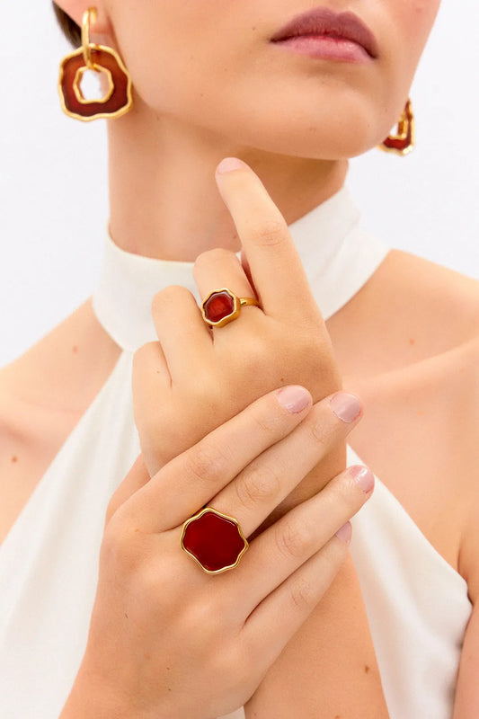 Use o Anel Iduna com Ágata Vermelha em Banho de Ouro 18K para garantir seu bem-estar físico e emocional. Acredite no seu florescer e na sua renovação, assim como a deusa Iduna, e celebre sua juventude constante.