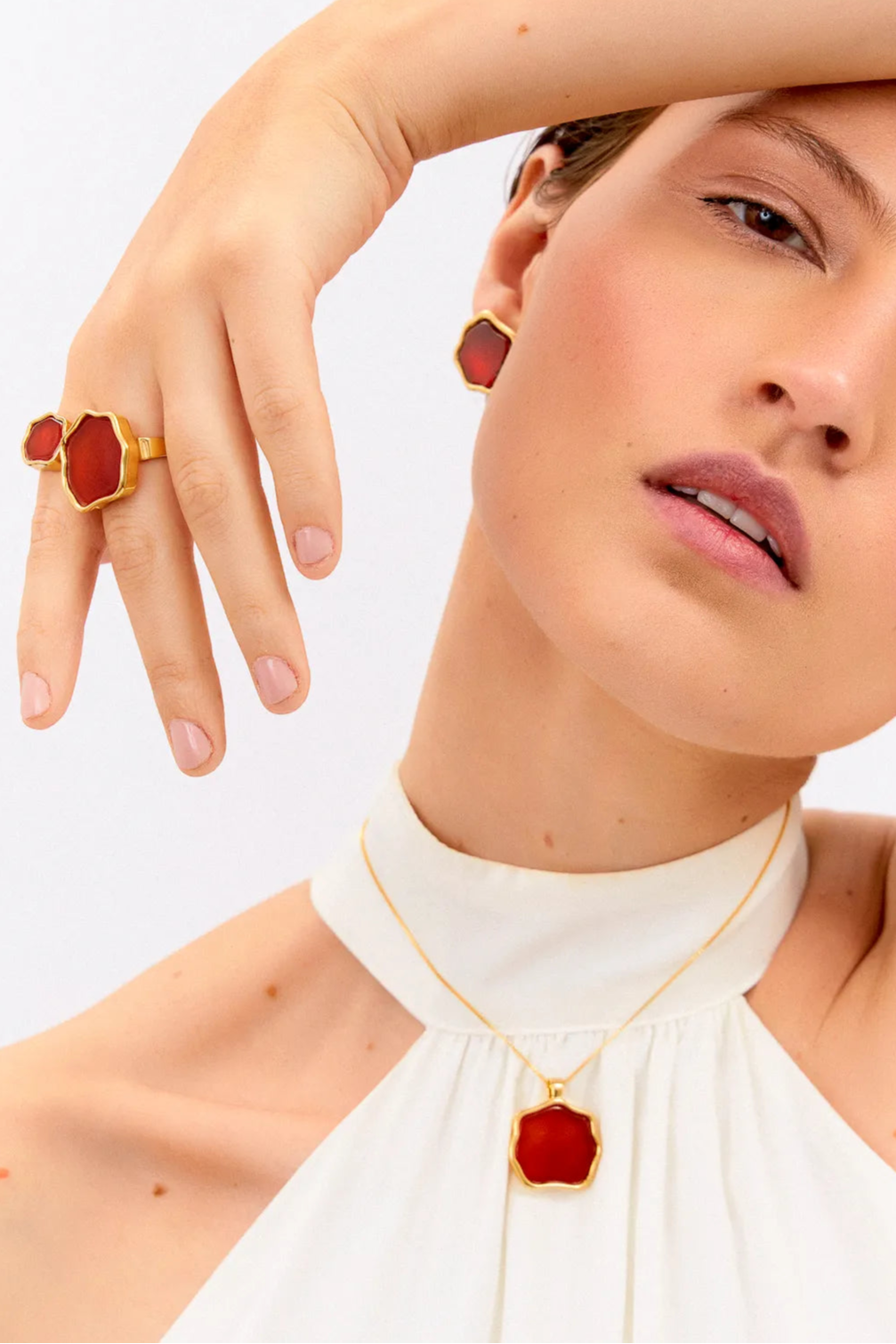 Use o Anel Iduna com Ágata Vermelha em Banho de Ouro 18K para garantir seu bem-estar físico e emocional. Acredite no seu florescer e na sua renovação, assim como a deusa Iduna, e celebre sua juventude constante.