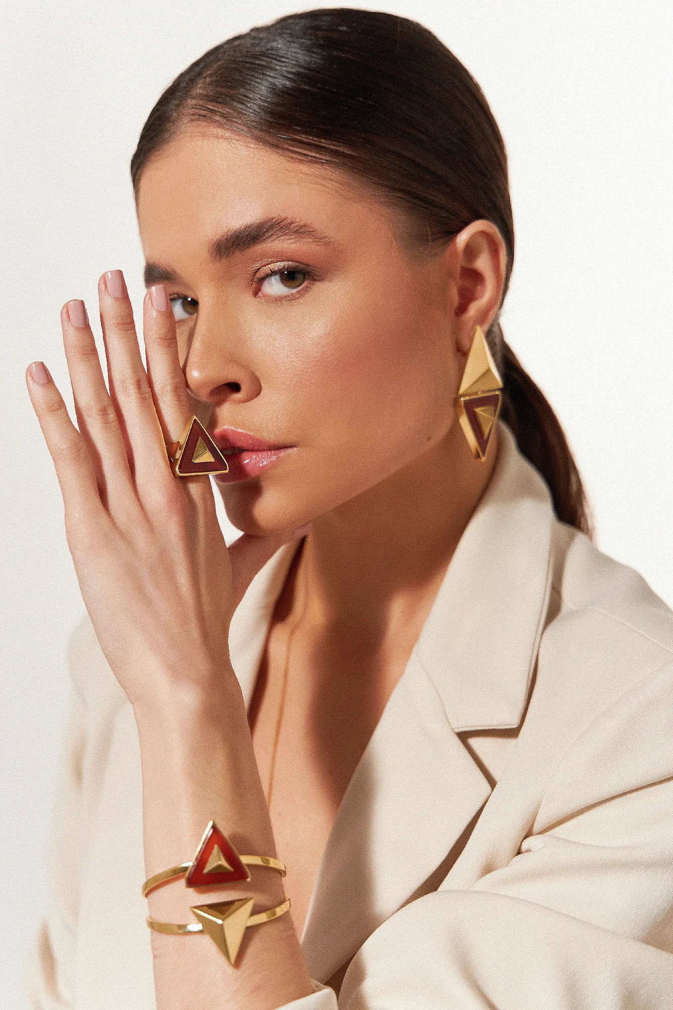 O Anel Imperium com Ágata Vermelha e Banho de Ouro 18K. A pedra em tom de vermelho intenso é o destaque da peça, emoldurada pelo luxo do ouro. Uma joia que celebra o equilíbrio entre determinação e feminilidade, lembrando que é possível aliar elegância à força interior.