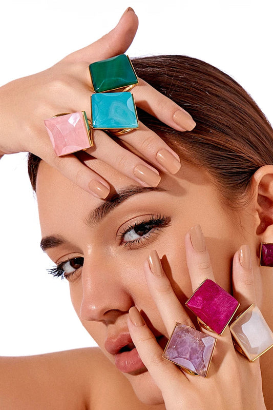 A pedra do amor em uma joia atemporal. Anel Lírio com Quartzo Rosa Multifacetado, design floral exclusivo, banhado a Ouro 18K. Pureza e luxo.