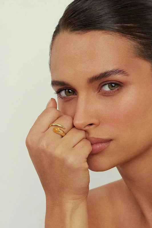 Use o Anel Momento com Citrino em Banho de Ouro 18K para atrair dinheiro e prosperidade, adicionando um toque de luxo e energia ao seu estilo.