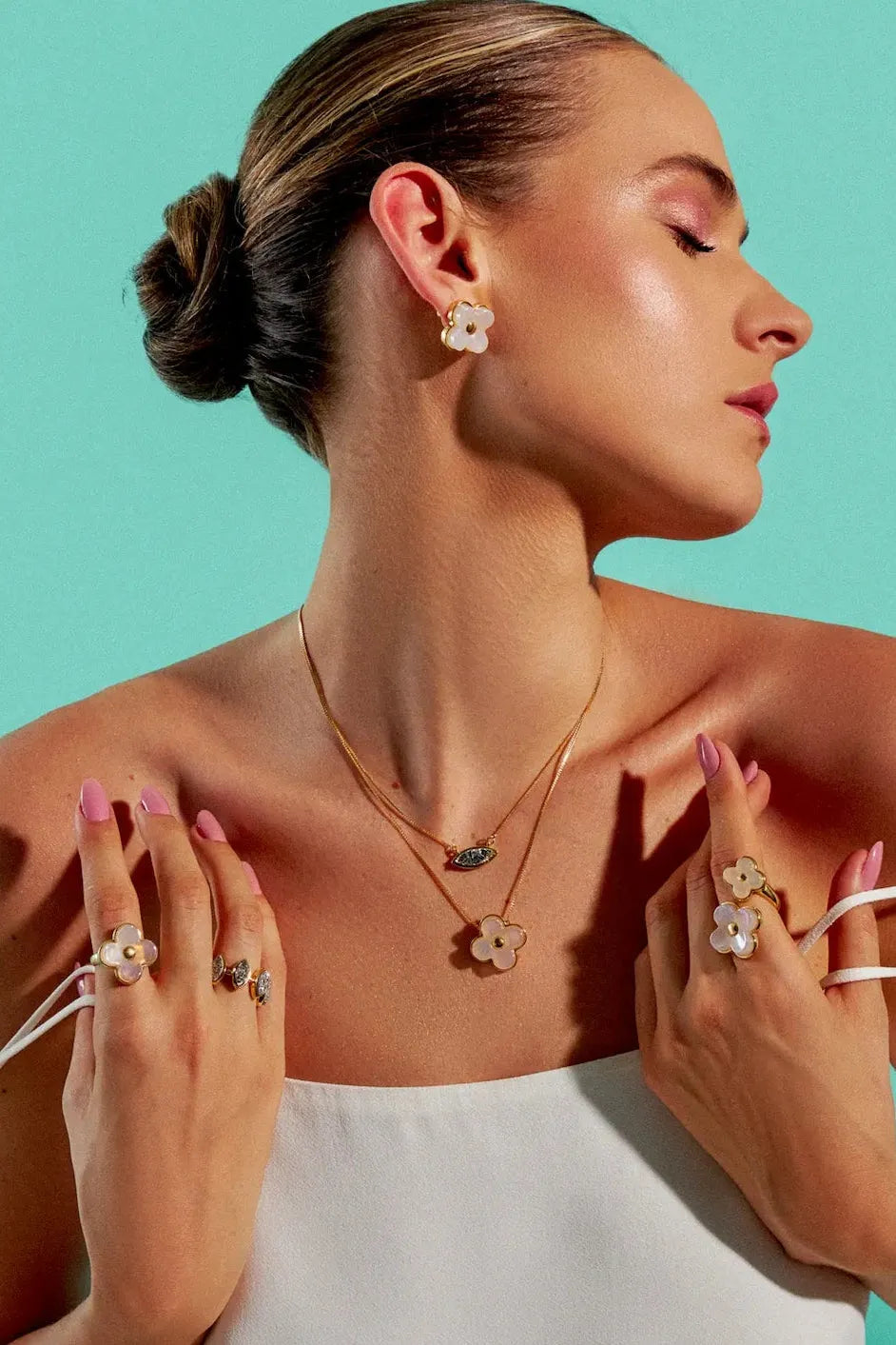 Este anel de design marcante é em Banho de Ouro 18K e apresenta Ágata Branca, uma pedra de cor pura que reflete a sua essência. A peça ideal para um visual elegante e atemporal.