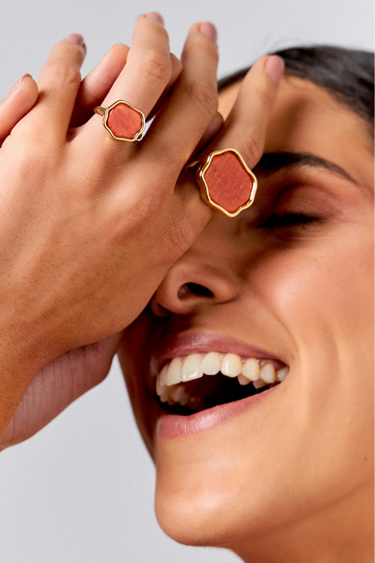 se esta joia escultural com Feldspato Laranja em Banho de Ouro 18K para promover criatividade e simbolizar a abundância da primavera em seu dia a dia.