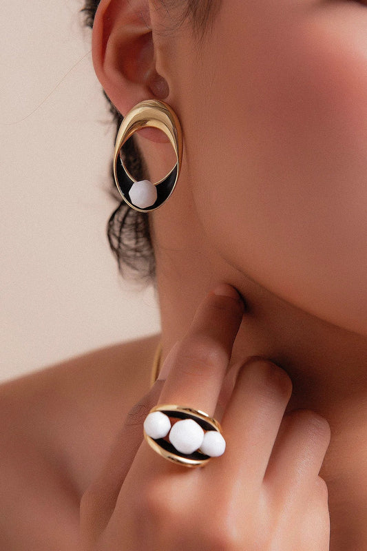 O Anel Sublime em Esmaltado Preto e Porcelana, com Banho de Ouro 18K, é uma peça clássica e atemporal. A Porcelana de cor clara harmoniza-se com o esmalte preto, criando um contraste elegante e marcante com o brilho do ouro.