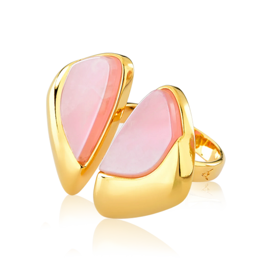 O Anel Ailes com Quartzo Rosa em Banho de Ouro 18K é uma joia escultural que remete às asas da borboleta. A delicadeza da cor da pedra natural, combinada ao banho dourado, confere um visual suave, luxuoso e de grande sofisticação.