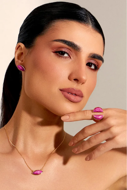 Use o Anel Arco para irradiar a luz da autoestima. A joia traz a essência do Feldspato Rosa Pink, com seu tom suave e elegante, em um sofisticado Banho de Ouro 18K.