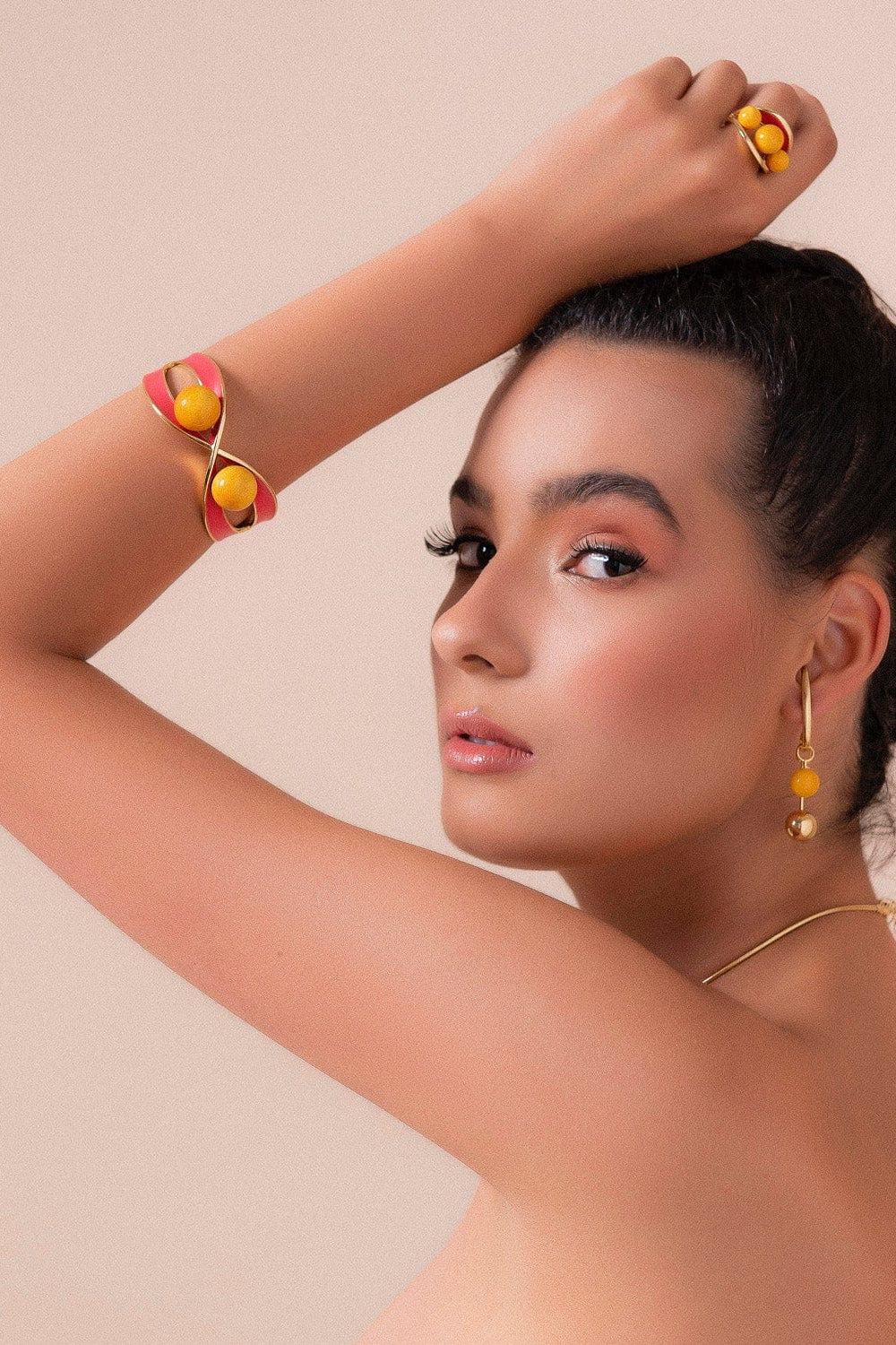 Bracelete Atração - Feldspato Amarelo / Esmaltado Vermelho Semijoias de luxo e design exclusivo